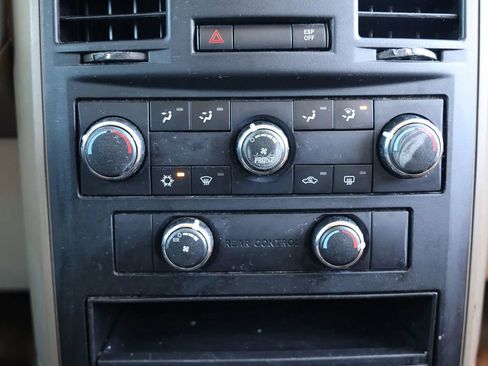 Used 2008 Chrysler Town & Country Touring image 27