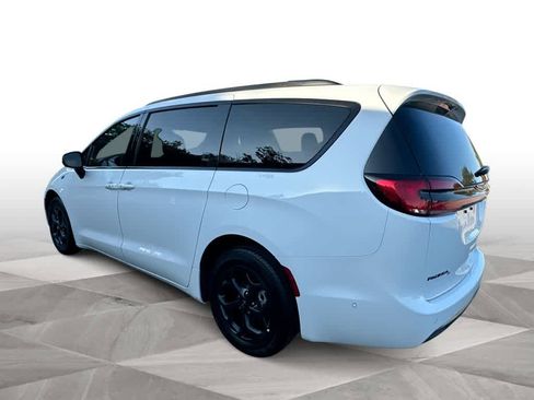 Used 2024 Chrysler Pacifica Premium image 6