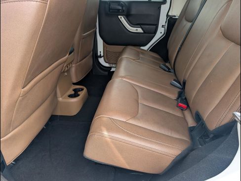 Used 2016 Jeep Wrangler Unlimited Sahara w/ Connectivity Group AWD/4WD image 12