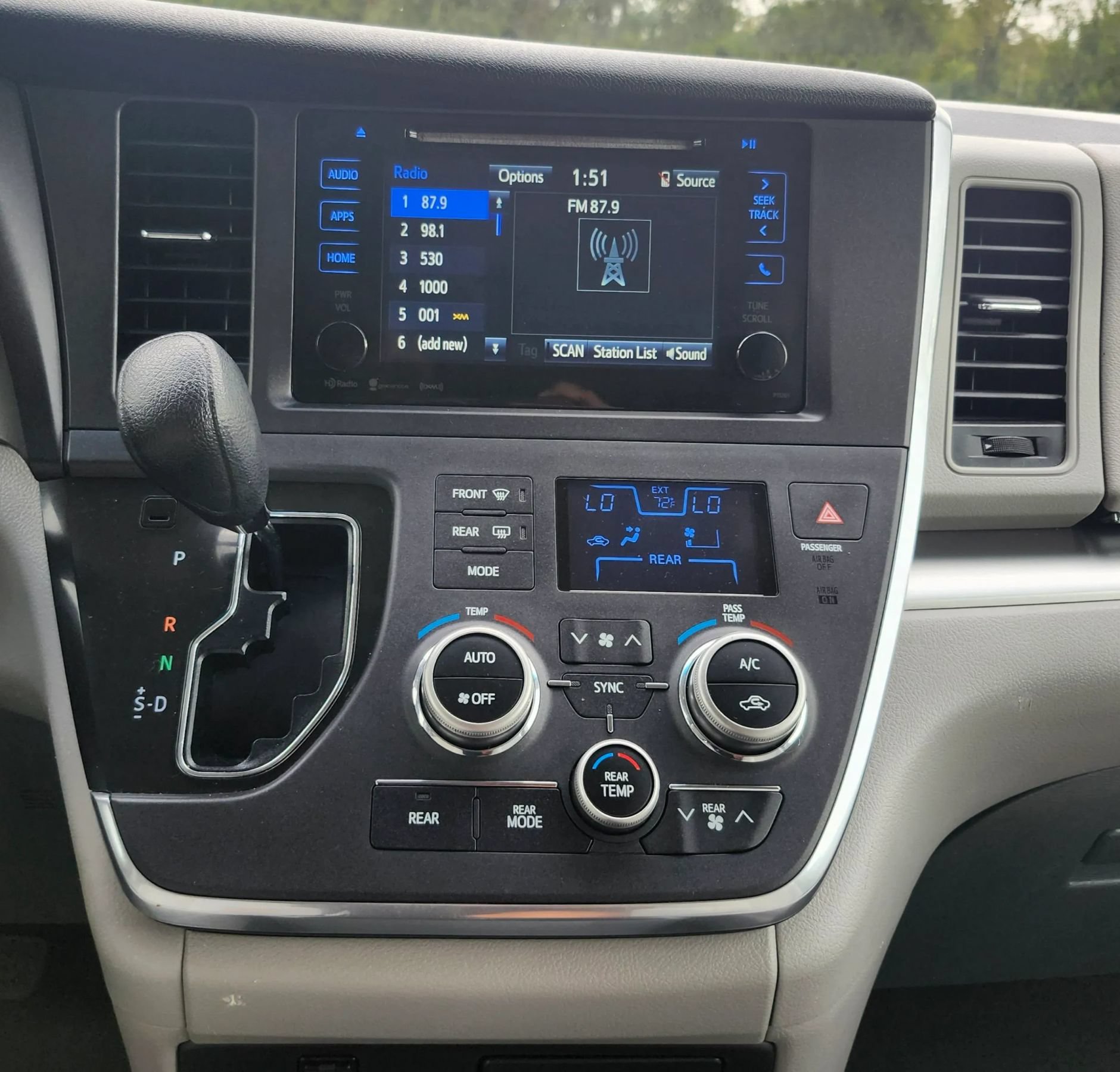 Used 2016 Toyota Sienna LE w/ Four Season Floor Mat Package FWD image 26