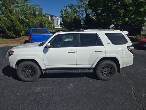 Used 2021 Toyota 4Runner SR5 Premium w/ Moonroof Package AWD/4WD image 5