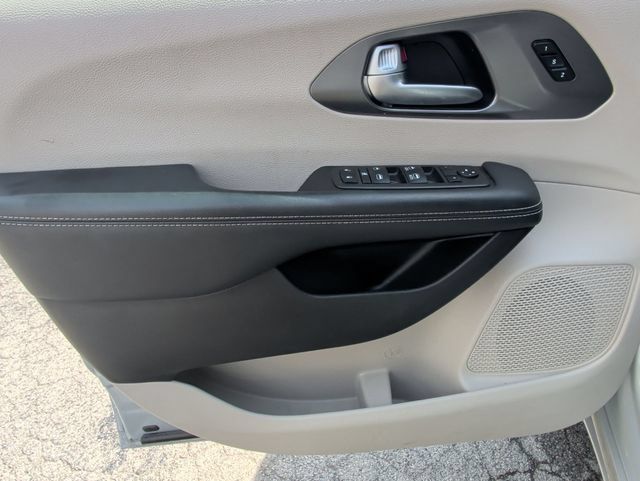 Used 2024 Chrysler Pacifica Touring-L FWD image 24