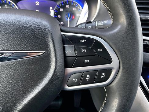 Used 2022 Chrysler Pacifica Touring-L image 11