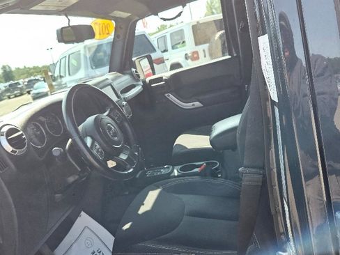 Used 2017 Jeep Wrangler Unlimited Sahara w/ Connectivity Group image 9