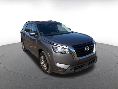 Used 2025 Nissan Pathfinder SV image 3