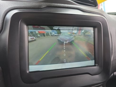 Used 2019 Jeep Renegade Latitude FWD image 25