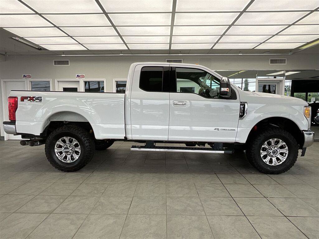 Used 2017 Ford F350 XLT w/ XLT Premium Package AWD/4WD image 4