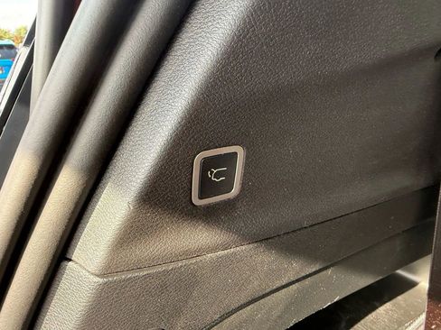 Used 2018 Chrysler Pacifica Touring-L w/ Premium Audio Group image 40