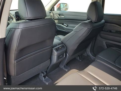 New 2025 Nissan Pathfinder SL image 14