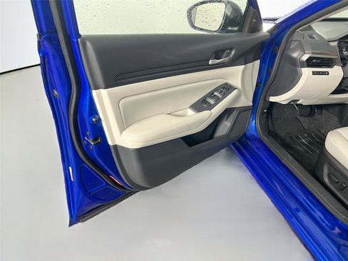 Used 2025 Nissan Altima 2.5 SV image 16