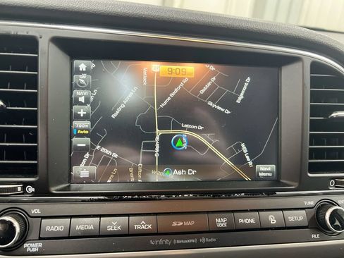 Used 2017 Hyundai Elantra Limited w/ Limited Tech Package 04 FWD image 15