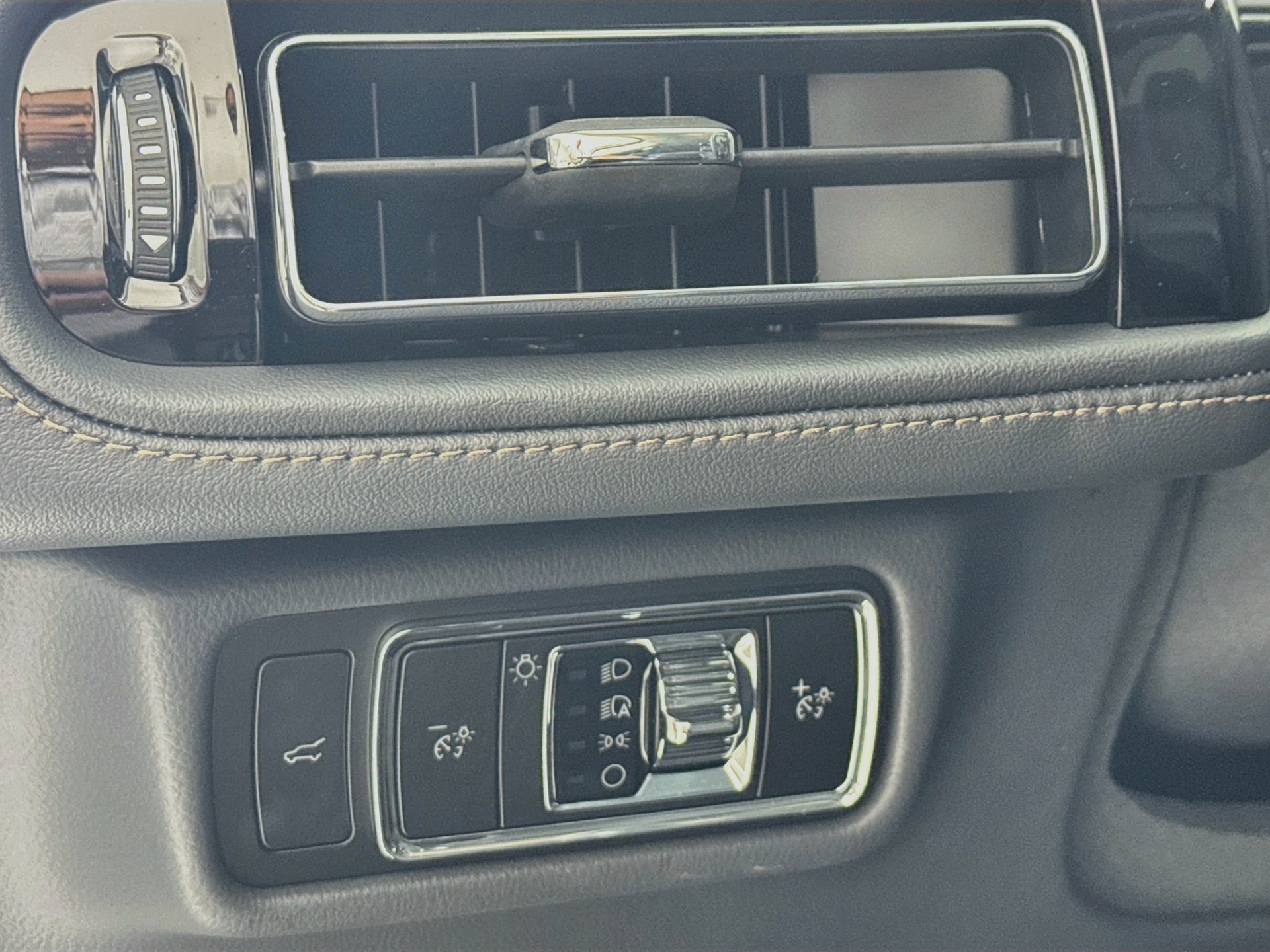 Used 2025 Lincoln Aviator AWD w/ Jet Appearance Package image 11