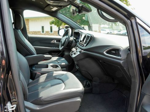 Used 2026 Chrysler Pacifica Select FWD image 18