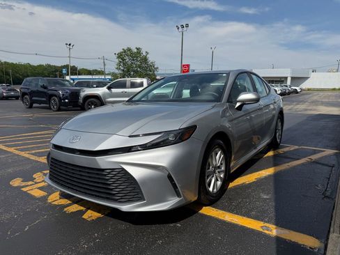 Used 2025 Toyota Camry LE FWD image 9