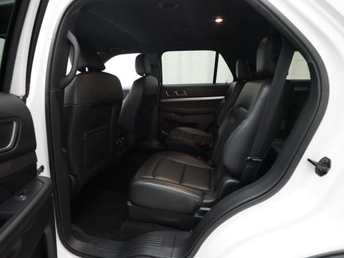 Used 2019 Ford Explorer XLT w/ Equipment Group 202A AWD/4WD image 16