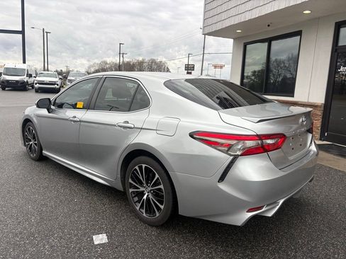 Used 2018 Toyota Camry SE image 6