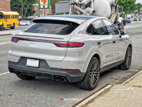Used 2022 Porsche Cayenne Coupe AWD/4WD image 9