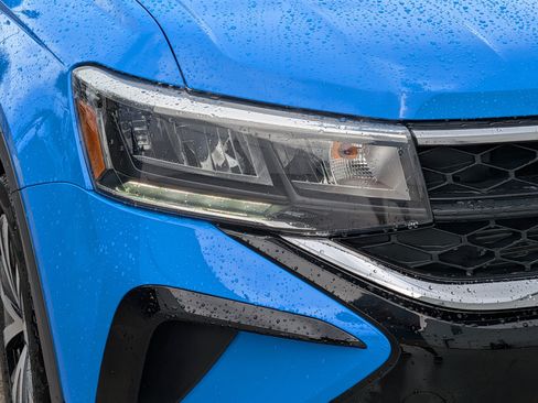 Certified 2024 Volkswagen Taos SE FWD image 9