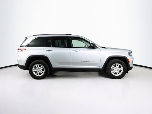 Used 2023 Jeep Grand Cherokee Laredo image 2