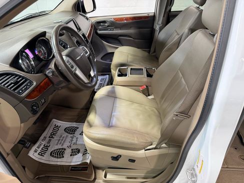 Used 2015 Chrysler Town & Country Touring FWD image 20