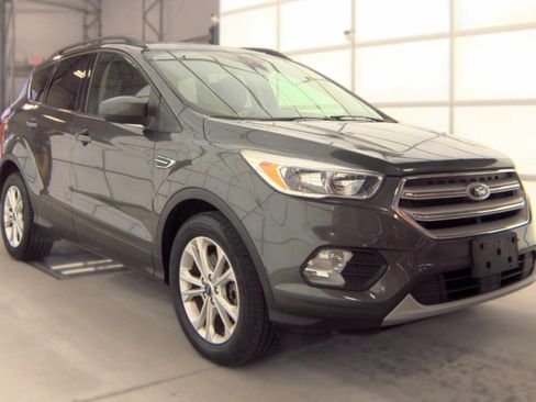 Used 2018 Ford Escape SE w/ Ford Safe & Smart Package AWD/4WD image 3