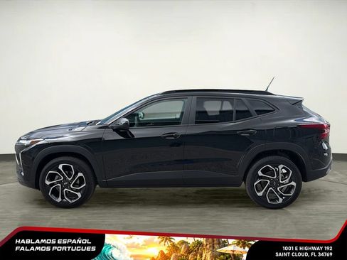 Used 2025 Chevrolet Trax RS w/ Sunroof Package FWD image 3