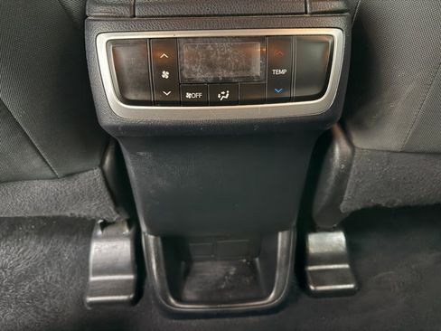 Used 2015 Toyota Highlander LE image 31