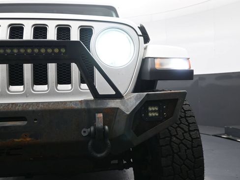 Used 2018 Jeep Wrangler Unlimited Sahara AWD/4WD image 16