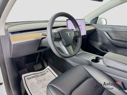 Used 2022 Tesla Model Y Long Range image 9
