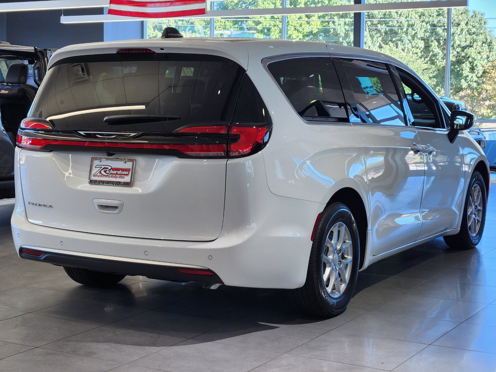 New 2027 Chrysler Pacifica Select FWD image 5