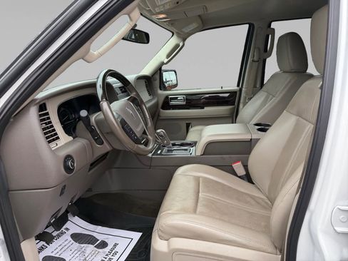 Used 2017 Lincoln Navigator Select image 9