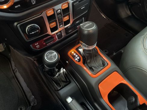 Used 2025 Jeep Gladiator Mojave AWD/4WD image 25