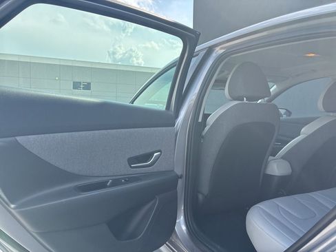 Used 2025 Hyundai Elantra Limited image 13