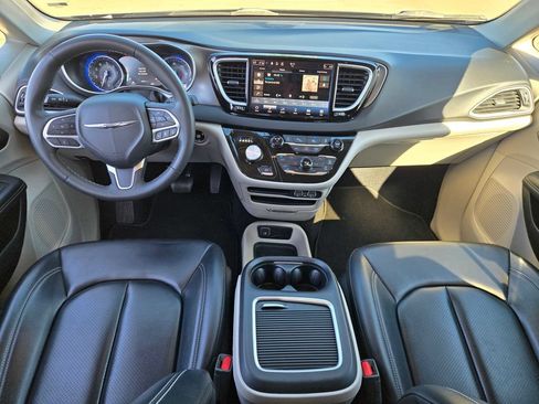 Used 2023 Chrysler Pacifica Touring-L FWD image 14