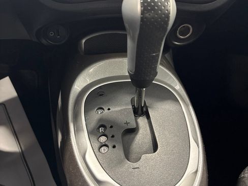 Used 2015 Nissan Juke S FWD image 22