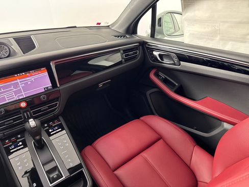 Certified 2026 Porsche Macan AWD/4WD image 25