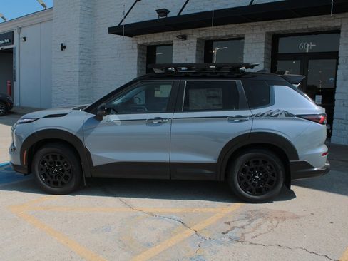 New 2025 Mitsubishi Outlander SE image 12