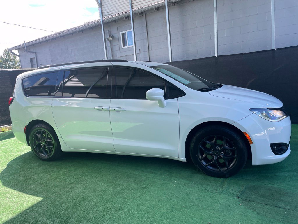 Used 2019 Chrysler Pacifica Touring-L Plus w/ S Appearance Package FWD image 2