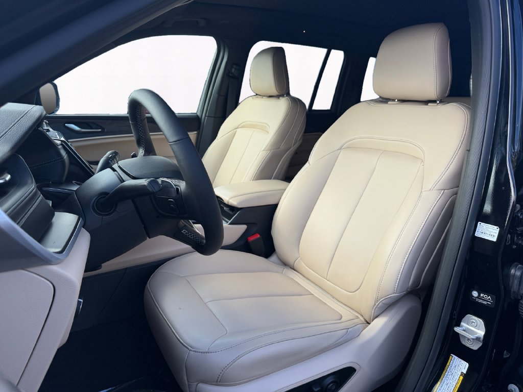 Used 2025 Jeep Grand Cherokee Limited AWD/4WD image 9