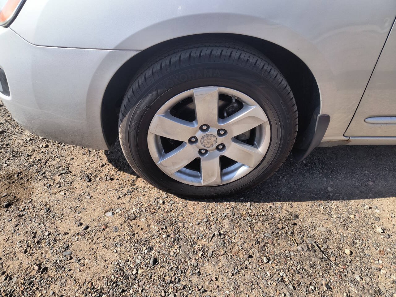 Used 2008 Kia Rondo FWD image 9