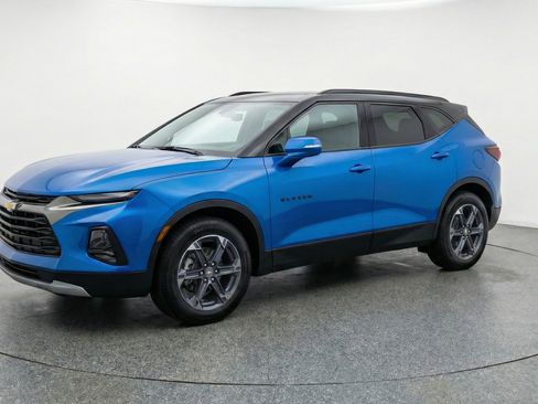 Used 2025 Chevrolet Blazer LT image 3