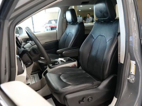 Used 2022 Chrysler Pacifica Touring-L FWD image 2