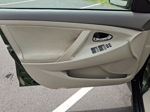 Used 2010 Toyota Camry LE FWD image 9