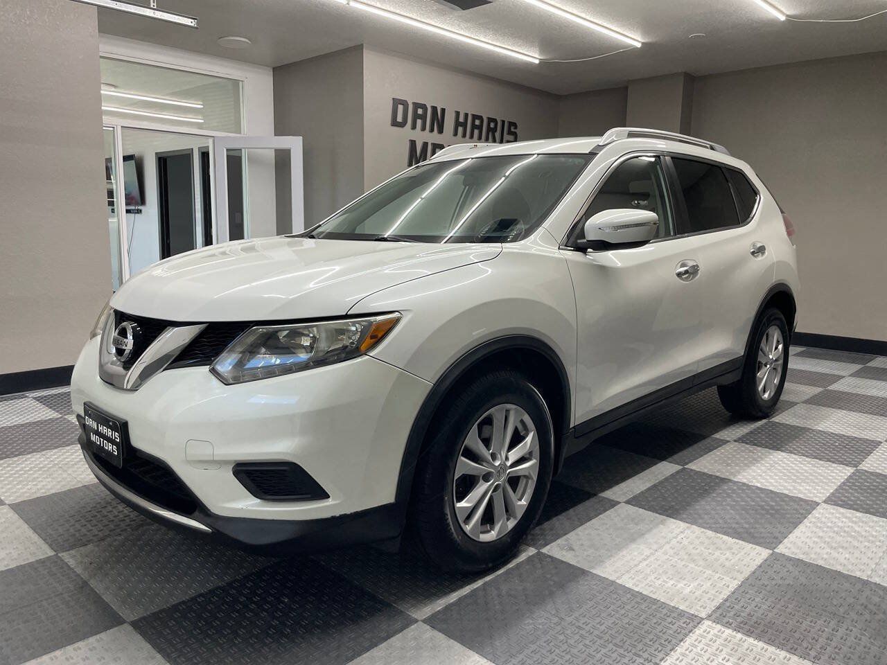 Used 2015 Nissan Rogue SV FWD image 2