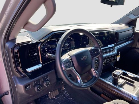 Used 2025 Chevrolet Silverado 1500 LT Trail Boss w/ Protection Package image 9