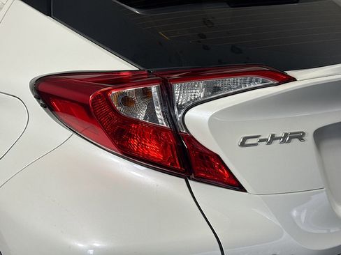 Used 2019 Toyota C-HR LE FWD image 33