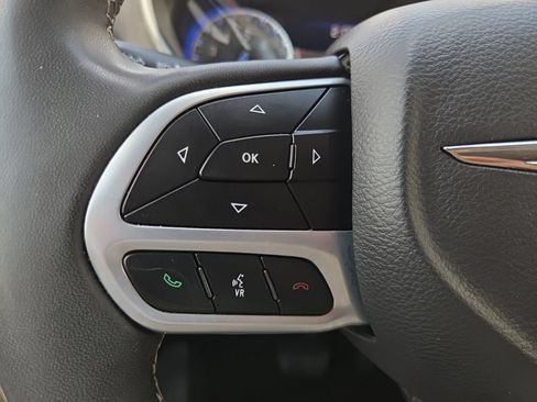 Used 2023 Chrysler Pacifica Touring-L FWD image 32