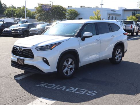 Used 2021 Toyota Highlander LE AWD/4WD image 16