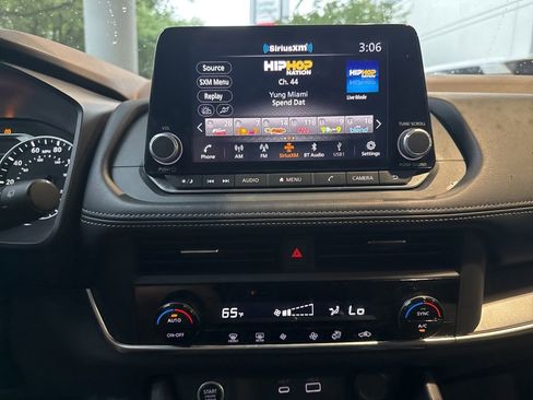 Used 2023 Nissan Rogue SV FWD image 11
