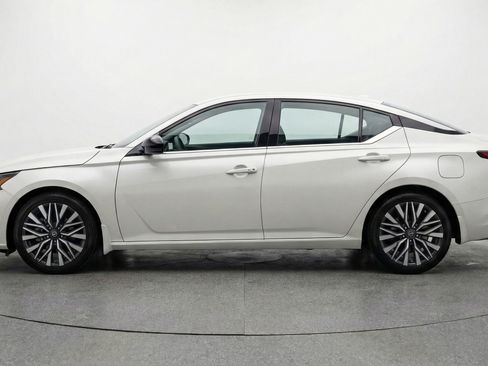 Used 2025 Nissan Altima 2.5 SV FWD image 5